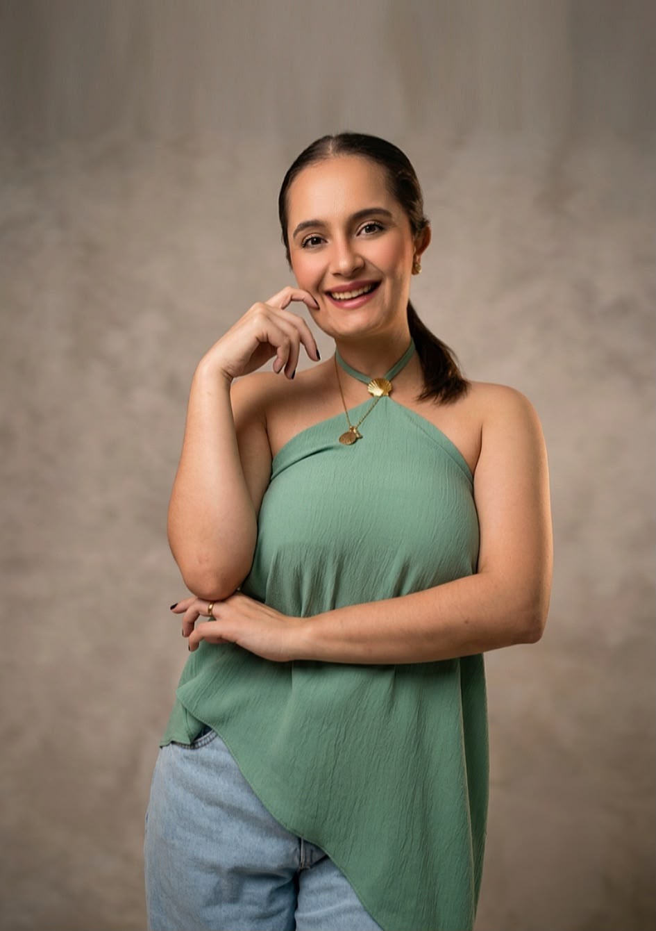 Thamiris Del Poente, neuropsicopedagoga, sorrindo em retrato de estúdio